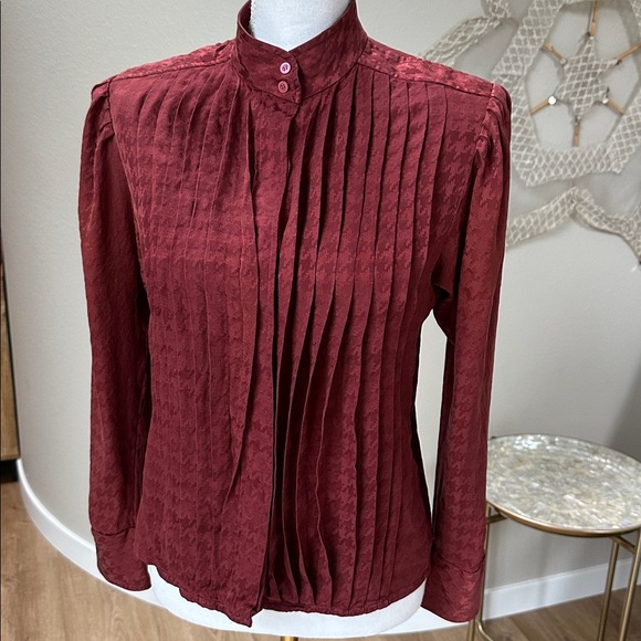 Vintage Nordstrom silk jacquard pleated blouse in burgundy red - Picture 2 of 10